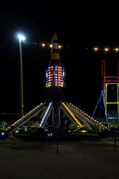 Carrousel illuminé dans le parc d'attractions la nuit — Photo