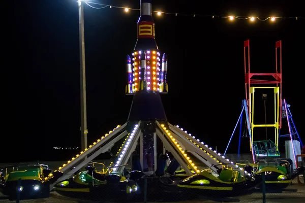 Carrousel illuminé dans le parc d'attractions la nuit — Photo