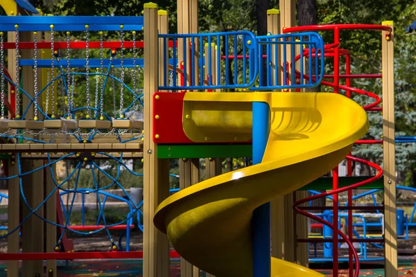 Kleurrijke speeltoestellen voor kinderen in openbaar park — Stockfoto