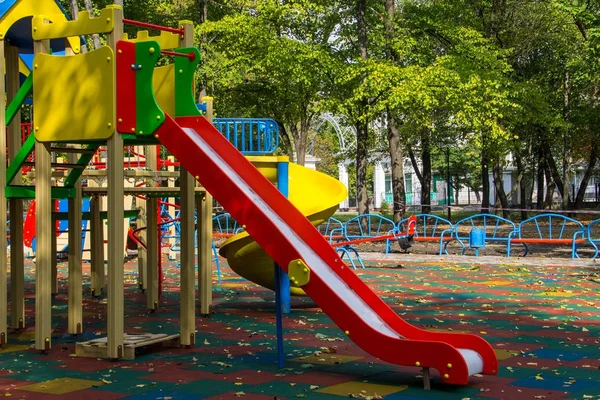 Bunte Spielgeräte für Kinder im öffentlichen Park — Stockfoto