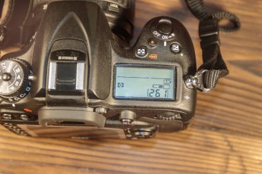 Profesyonel dijital fotoğraf makinesi üzerinde ahşap arka plan yakın çekim