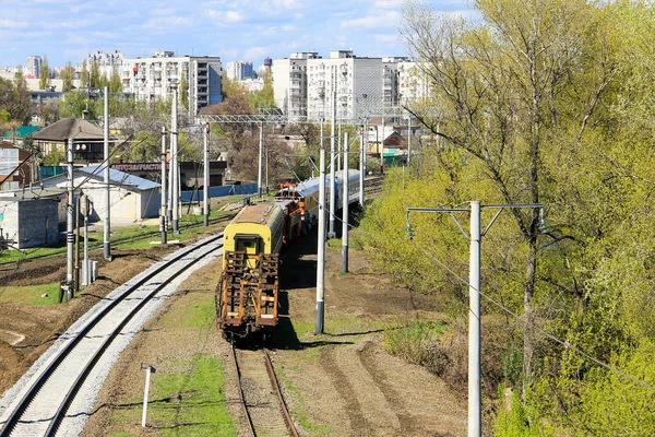 Utsikt över underhållståget på järnvägsspåret — Stockfoto