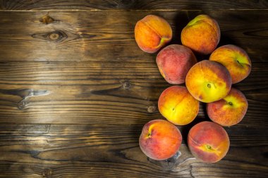 Tahta masada olgun şeftaliler