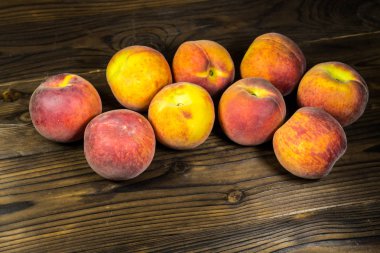 Tahta masada olgun şeftaliler