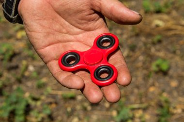 Adam kıpırdamak spinner ile oynarken stres giderici oyuncak açık