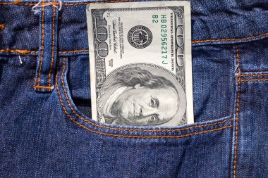 Mavi jeans cebinde 100 Amerikan Doları bill