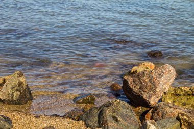 Kayaların üzerinden süzülen deniz dalgaları