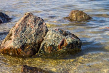 Kayaların üzerinden süzülen deniz dalgaları