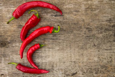 Ahşap masada kırmızı kırmızı kırmızı biber