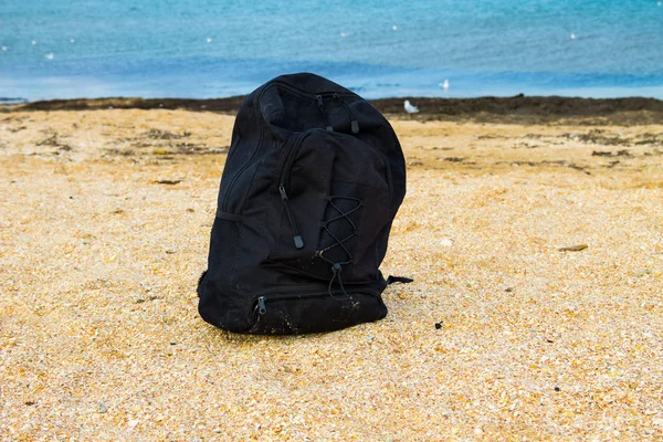 Cestovní batoh na letní písečné pláže — Stock fotografie