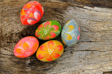 Ahşap arka planda paskalya yumurtaları