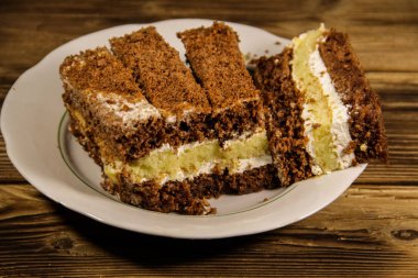 Ekşi krema pasta plaka üzerinde ahşap masa üzerinde