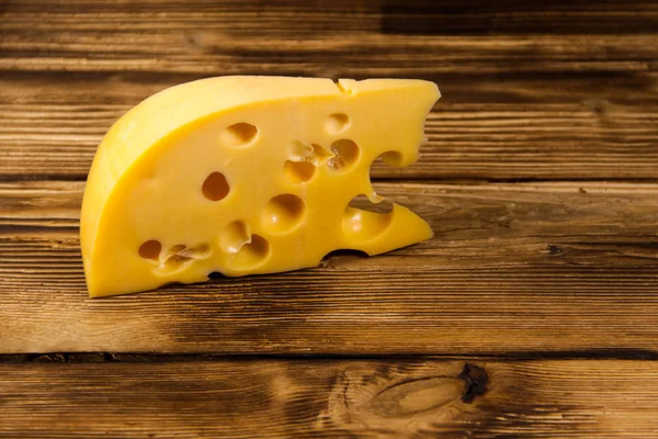 Pedaço de queijo no fundo de madeira — Fotografia de Stock