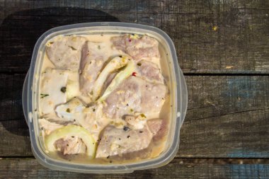 Ahşap masa açık üzerinde marine edilmiş domuz eti. Üstten Görünüm