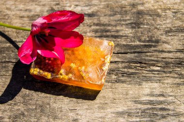 El yapımı Sabun ve rustik ahşap arka plan üzerinde kırmızı lale çiçek