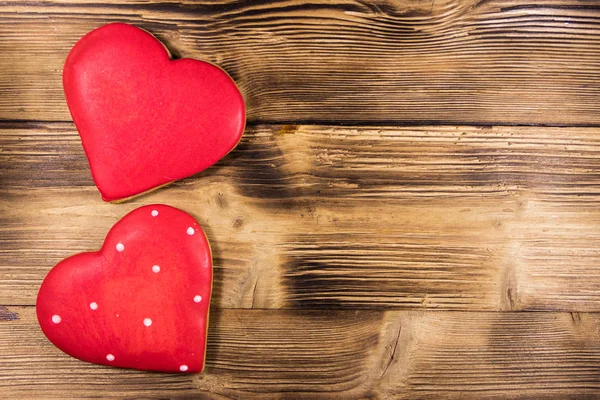 Galletas en forma de corazón para San Valentín en mesa de madera. Vista superior — Foto de Stock