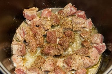 Yavaş ateşte pişen domuz eti.