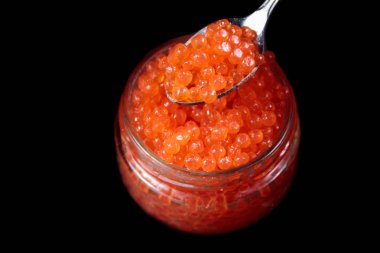 Cam siyah arka plan üzerine izole kırmızı havyar