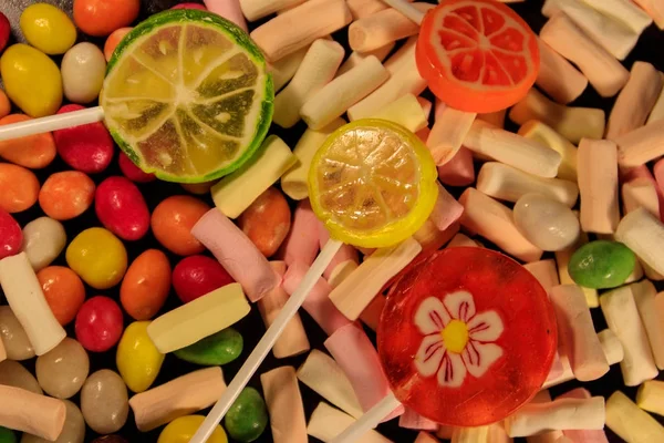 Фон з різнокольорових цукерок, льодяників і зефірів — стокове фото