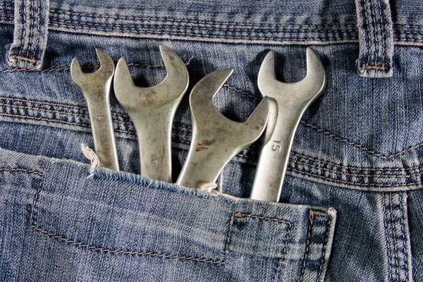 Outils de clé dans la poche de jeans bleus — Photo