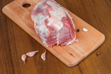 Masanın üzerinde çiğ domuz eti.