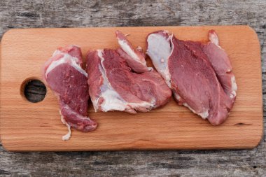 Çiğ domuz eti kesme tahtası üzerinde bir tablo üzerinde. Üstten Görünüm