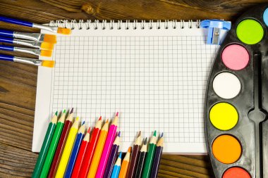 Ahşap arka plan üzerinde çizim araçları kümesi 