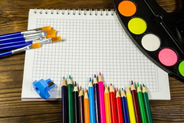 Ahşap arka plan üzerinde çizim araçları kümesi 