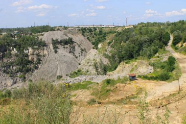 Granit ocağındaki maden kaynaklarının çıkarılması