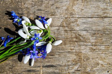 Ahşap arka plan üzerinde ilk bahar çiçekleri buketi