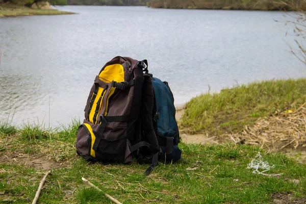 Duas mochilas turísticas na margem do rio. Conceito de caminhada — Fotografia de Stock