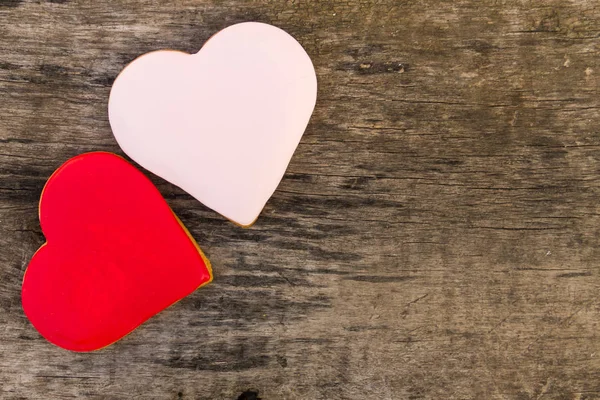 Galletas en forma de corazón para el día de San Valentín en mesa de madera rústica — Foto de Stock