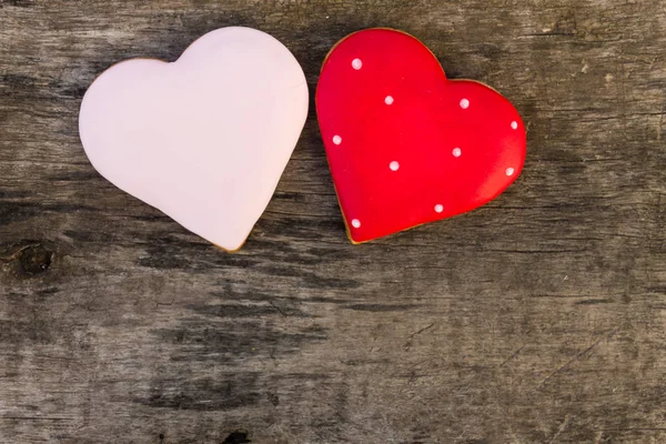 Galletas en forma de corazón para el día de San Valentín en mesa de madera rústica — Foto de Stock