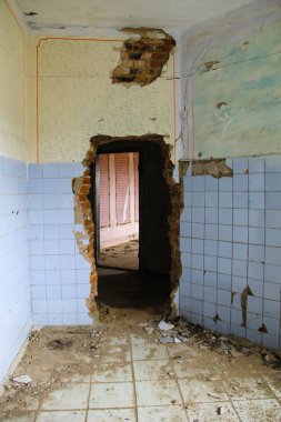 Terk edilmiş restoranın içinde.