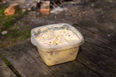 Çiğ domuz eti Marine sosu açık ızgara hazır