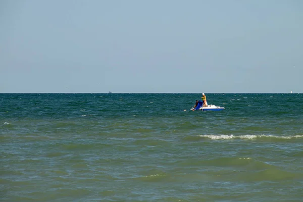 Rolki ludzi na wodzie statkiem rower wodny ze zjeżdżalnią o zejście do morza — Zdjęcie stockowe