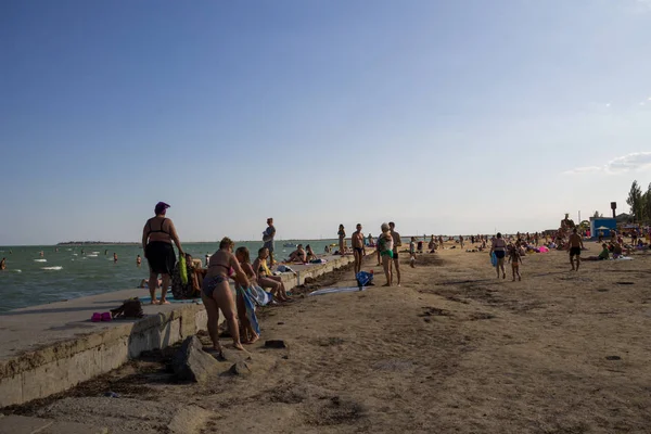 Bilinmeyen kişi Azak beach denizin tadını çıkarın. — Stok fotoğraf