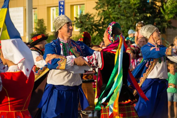 Bailarines en ropa tradicional ucraniana durante el festival — Foto de Stock