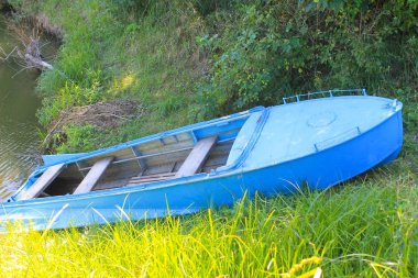 nehir kıyısında tekne