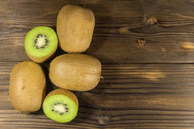 Tahta masada kivi meyveleri