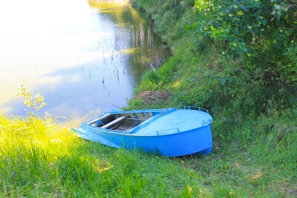 Bateau sur la rive de la rivière — Photo