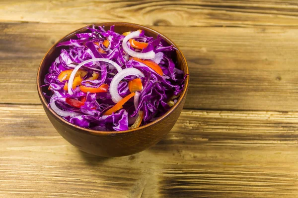 Rode kool salade met keramische kom op houten tafel — Stockfoto