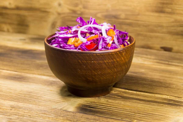 Insalata di cavolo rosso in ciotola di ceramica sul tavolo di legno — Foto Stock