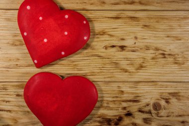 Ahşap masa üzerinde Sevgililer günü için çerezleri kalp şeklinde. Üstten Görünüm