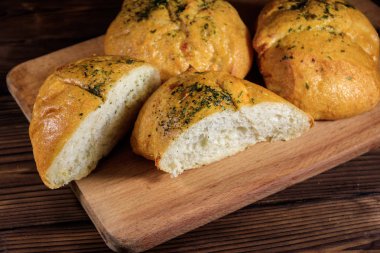 Taze ekmek ciabatta ahşap masa üzerinde kesme tahtası üzerinde