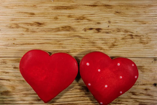 Печиво у формі серця для валентинки на дерев'яному столі. Вид зверху — стокове фото