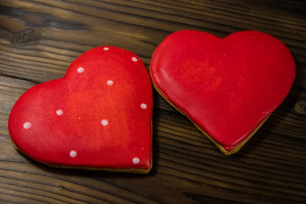 Hjärtformade cookies för alla hjärtans dag på träbord. Ovanifrån — Stockfoto