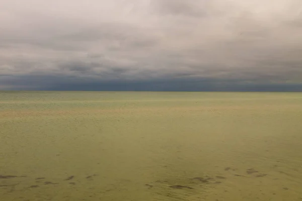 Ciel sombre et nuageux dramatique au-dessus de la mer d'Azov — Photo