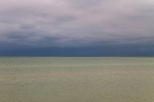 Ciel sombre et nuageux dramatique au-dessus de la mer d'Azov — Photo