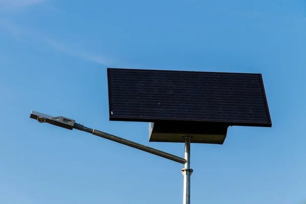 Energia elétrica ecológica do painel solar — Fotografia de Stock